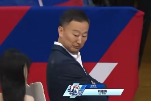 刘维伟晒啦啦队美女“碰瓷”视频:4万块洗一下西装 谁让是牌子呢